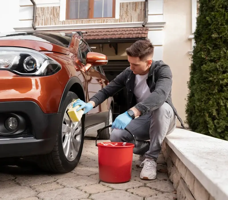 Lavage auto à domicile Boinville-en-Mantois : professionnel intervenant sur un véhicule